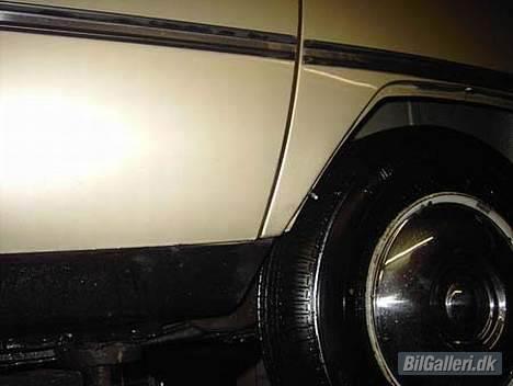 Citroën CX 2400 Pallas IE Aut. - Vupti, op på liften med sig! Også rustfrit nede i den værste af fælderne, under bagdøren i hjørnet ved skærmkassen billede 13