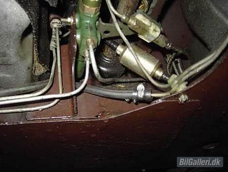 Citroën CX 2400 Pallas IE Aut. - Fra bunden - her ser i blodårerne - hydraulikledningerne. Bemærk lige hvor fint tingene ser ud - det er en bil fra 1980. Vi la´r den liiige stå et øjeblik billede 14