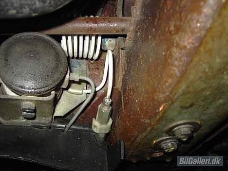 Citroën CX 2400 Pallas IE Aut. - Den bagerste trykakkumulator, sikrer niveau og lukker luft ind/ud billede 15