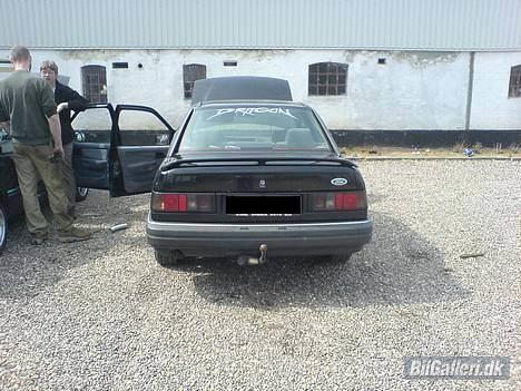 Ford sierra DØD - tjah her mangler den jo kun sport udstødningsrør.. og en kraftig sænkning billede 8