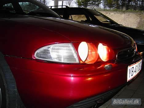 Ford Mondeo Celebretion - Fandt frem til at hele lygten samt blinklys skal afmonteres for at skifte en pærer...... og det kalder man tysk grundighed!!!!!! billede 1