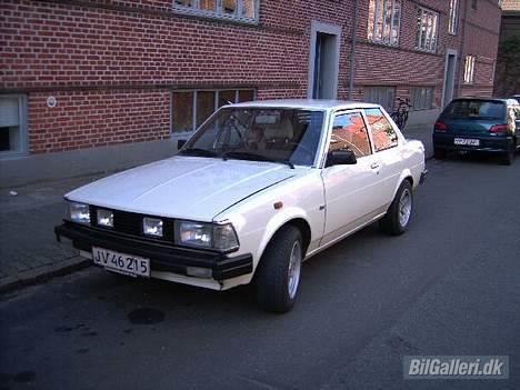 Toyota Corolla KE70 - Lige et nyt billede med fjernprojektørene på. Det giver et vældig godt lys, og får folk til at blænde ned, HURTIGT =) billede 14