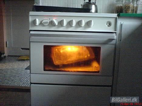 VW Vento GL solgt - så er lygten i ovnen den får 5-7 min. ved 125 grader og så er glasset rimelig let at få af billede 17