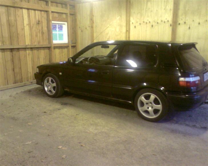 Toyota corolla SOLGT :) - Syns lige jeg ville sætte et førbillede ind.. der er sket lidt.. :)  billede 2