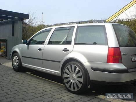 VW Golf IV 2,0 Variant SOLGT - Jah... Der er lige gået John Deer look i den, punkterede lige højre forhjul, fanme belastende!!! billede 18