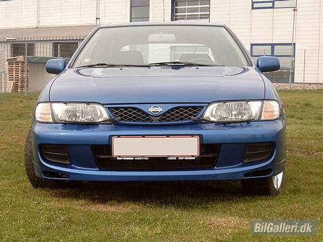 Nissan Almera - den er detsværre død. en HT bus kørte op i røven på den :´,( billede 1