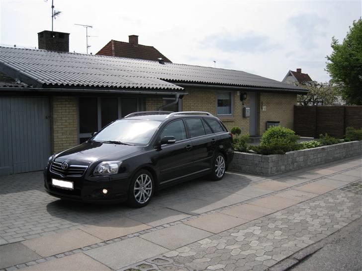 Toyota Avensis St.car Sol  SOLGT - Det er så her vi bor. Altså ikke i bilen, bagved. billede 3