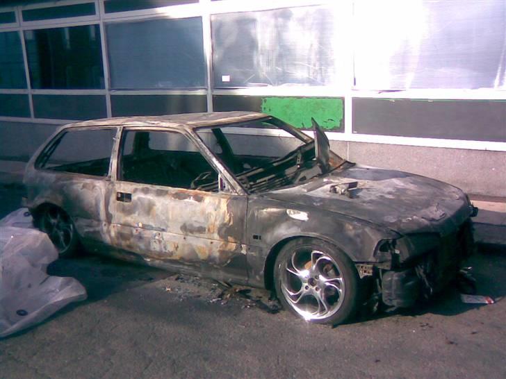 Honda Civic 1,5 16v Exi Solgt - Sådan ende den sine dage, helt udbrændt..... total nedtur..... billede 15