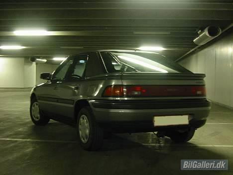 Mazda 323 F BG (Død) - Røven billede 3
