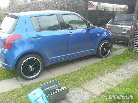 Suzuki Swift - Hov der fik jeg vist min værktøjskasse med på billedet billede 2