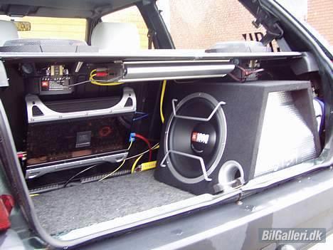Citroën AX - "Citronen" DØD - Bagagerummet - to forstærkere, bassen og hathyldehøjtalerne! billede 14