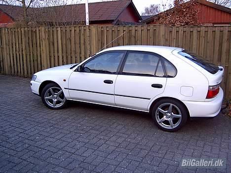 Toyota Corolla 1,3 XLI - Sådan står den nu, med de nye fælge billede 1