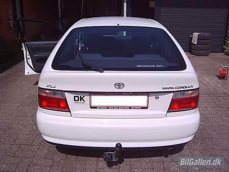 Toyota Corolla 1,3 XLI - Tjah anhængertrækket pynter ikke ligefrem billede 9