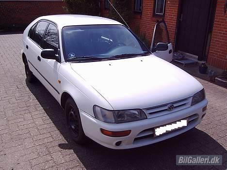 Toyota Corolla 1,3 XLI - Således ser hun ud billede 10
