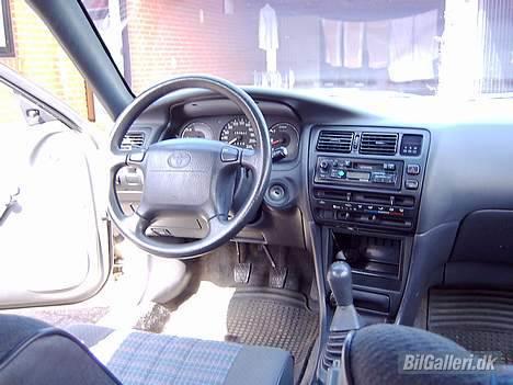 Toyota Corolla 1,3 XLI - Synes selv interiøret ser pænt og halvmoderne ud billede 12