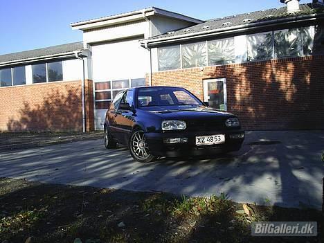 VW Golf 3 GL - Kom til at sælge mine G4 lygter, så kører med std og original grill lige pt. - Ser ret tamt ud /: Angel Eyes med sort baggrund, blev bestilt Torsdag d 27. hos Als Carstyling.dk .. Er snart træt af at vente.. billede 5