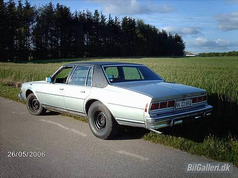 Amerikaner Chevrolet Caprice Classic - Har lige sat de nye dæk på. :) Og den dobbelte udstødning fra El Caminoen er også sat på med forkromede rørhaler fra "Rogers Custom". billede 10