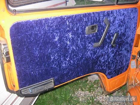 VW Transporter T3 *Projekt* - Betrukket med blåt Velúr stof, Bilen bliver lakret Sort her en gang (: billede 7