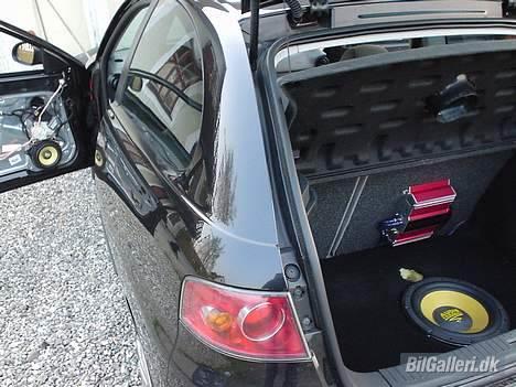 Seat Ibiza - Der kommer snart basreflex til hullet oven over wooferen! For det andet ser jo ik så smart ud :o) billede 15