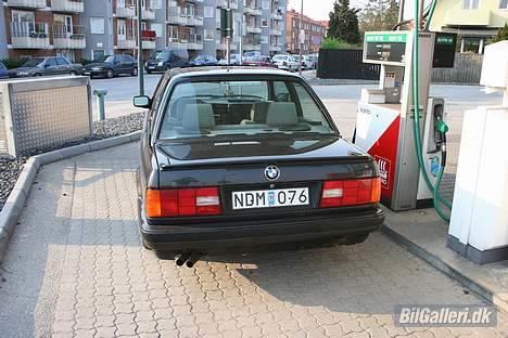 BMW 320i E30 (R) Totaltskadet - Bemærk den sporty´e udstødning ;) billede 2