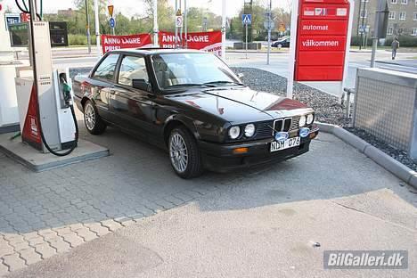 BMW 320i E30 (R) Totaltskadet - bemærk venligst de frække "svensker" tågelygter... det er jo næsten standard på svenske biler... billede 4