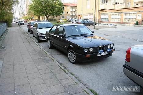 BMW 320i E30 (R) Totaltskadet - Det er brormands E46 320d holder bagved :) billede 5