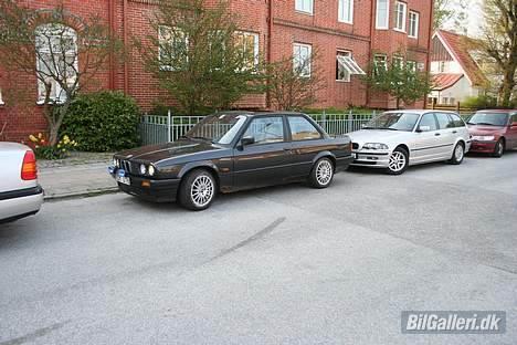 BMW 320i E30 (R) Totaltskadet - Det er brormands E46 320d holder bagved :) billede 6