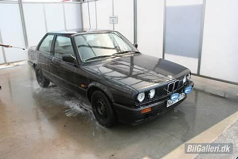 BMW 320i E30 (R) Totaltskadet - Den første vask...tror 1/3 del af bilen forsvandt, om det var snavs eller rust finder jeg aldrig ud af :) billede 8