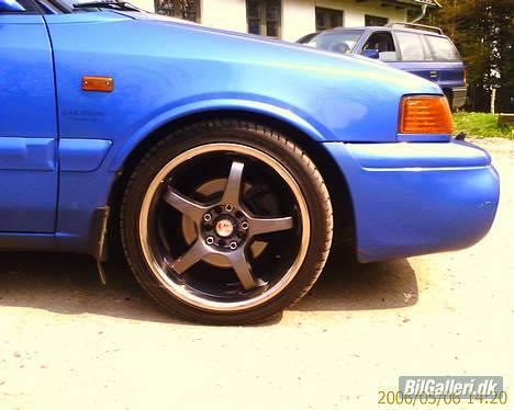 Mazda 323 1,8i GT-R 4WD Turbo - Nye fælge monteret og bilen klargjort til generalforsamling i Mazda Rx Club Denmark billede 10