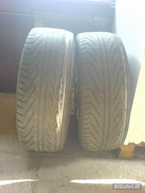 Mazda 323F 1,8i Gt 16v SOLGT!!! - sådan så dækkene ud efter 2 mdr.... Tror lige den skal spores... billede 20