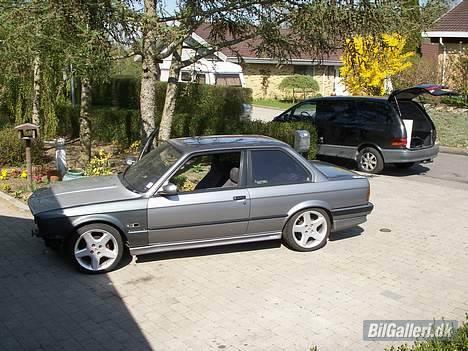 BMW E 30 318 IS "SOLGT" - Der skal males en dør, bagklap og helefronten.... billede 13