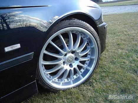 BMW 523i  SOLGT - det er de gamle fælge, billeder kommer billede 5