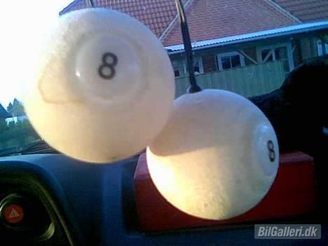 Opel kadett E... ophugget - her er der blåt lys i billede 3