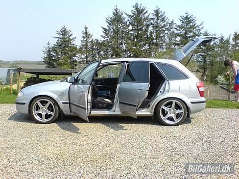 Mazda 323f SLX   --SOLGT-- - Billedet er fra 2006 med de første 17" billede 3