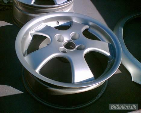 VW Golf II - her er fælgene efter jeg har repareret de grimme kanstenseksem og malet og lakeret dem! billede 19