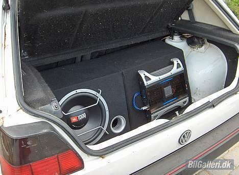 VW Golf 2 - Det giver lidt (meget) bas i bilen  billede 4