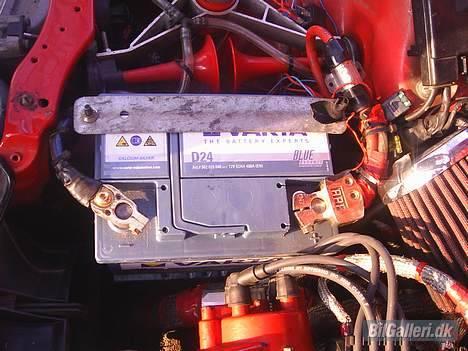 Honda Civic - Slået ihjel  - Batteriet med polskoene og de strømførende ledninger billede 5