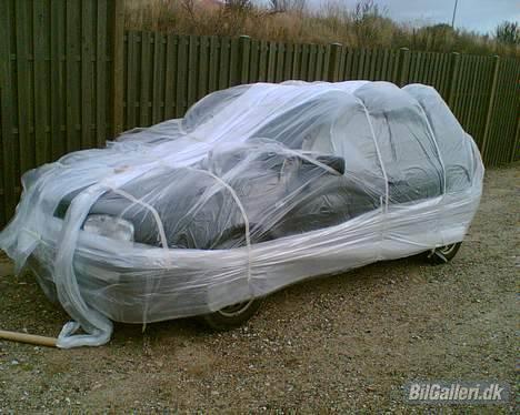 VW Golf Totalskadet - ja og så var der jo lige pludselig nogen der skulle male hegnet bagved og når man ik kan flyt bilen hvad gør man så, pakker den ind i plastik billede 11