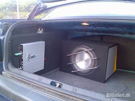 VW Vento 1.8 CL - Så blev bagegerummet også færdigt. Fint lille anlæg, stor lyd og stadigvæk masser af plads bag i bilen. billede 6