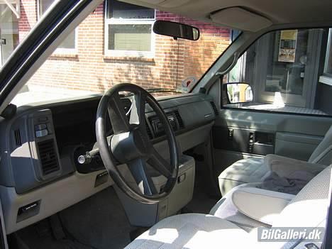 Chevrolet Astro Van 4.3 l "Solgt" - Dejlige sofa sæder med massere af armlæn, i lys grå og ikke rød som man tit ser... billede 5