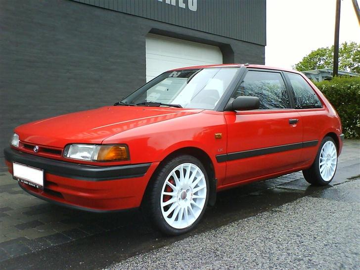 Mazda 323 1.3i 16v (solgt) - tøsen forfra... smukt! billede 1