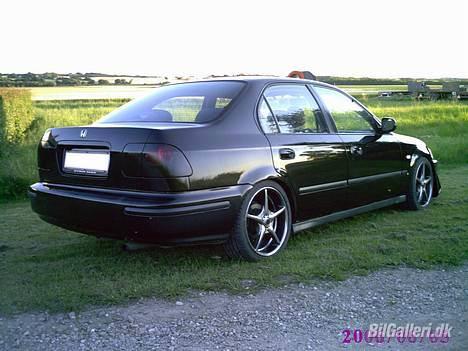 Honda civic vti 4dørs solgt billede 5