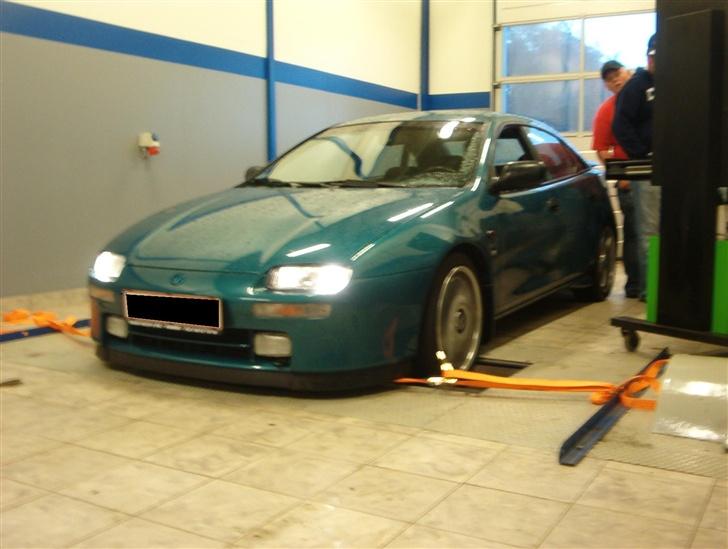 Mazda 323F 2.0 GT V6 Solgt - så blev den lige målt... der er ikke meget plas og give af billede 11