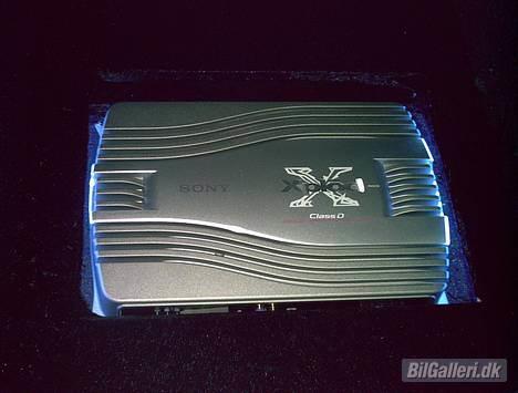 Peugeot 206 XS - SOLGT - Så blev forstærkeren monteret, og 2 blå katoderør sat i siderne billede 10