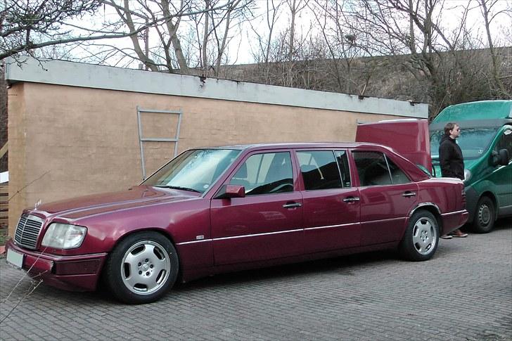 Mercedes Benz W124 - E250D Lang 6 Dørs - Som altid super blik fanger fra siden af, de org. Mercedes 16" fælge som fulgte med min BRABUS som vinterfælge passer utrolig godt til den og samme fælge i 18" ville være helt perfekt. billede 1