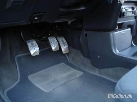 Mazda 323 SOLGT - Normalt er der noget sort gummi nederst på pedalerne, men der er sq faldt a!! :( billede 10