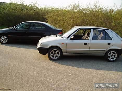 Skoda Felicia-solgt - min og min fars bil. toyotaen kommer oz snart her ind=) billede 4