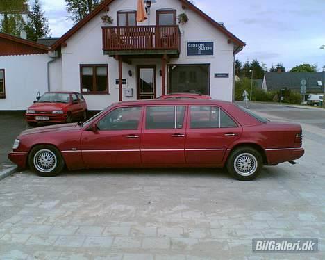 Mercedes Benz W124 - E250D Lang 6 Dørs - Her er den så fra siden, man kan lige skimte min Daihatsu i baggrunden. billede 11