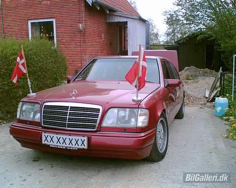 Mercedes Benz W124 - E250D Lang 6 Dørs - nogle flag fra busserne påmonteret med magneter, det ikke til kørsel. billede 20