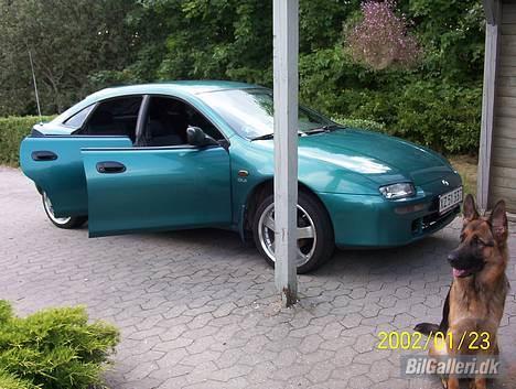 Mazda 323f - der havde jeg brugt næsten hele dagen på og få hele bilen rent jeg gik i alle kroge og alt muligt jeg fik rengøringflip billede 1